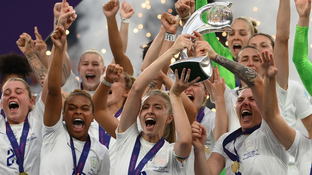 equipa feminina da inglaterra levanta o troféu do euro 2022