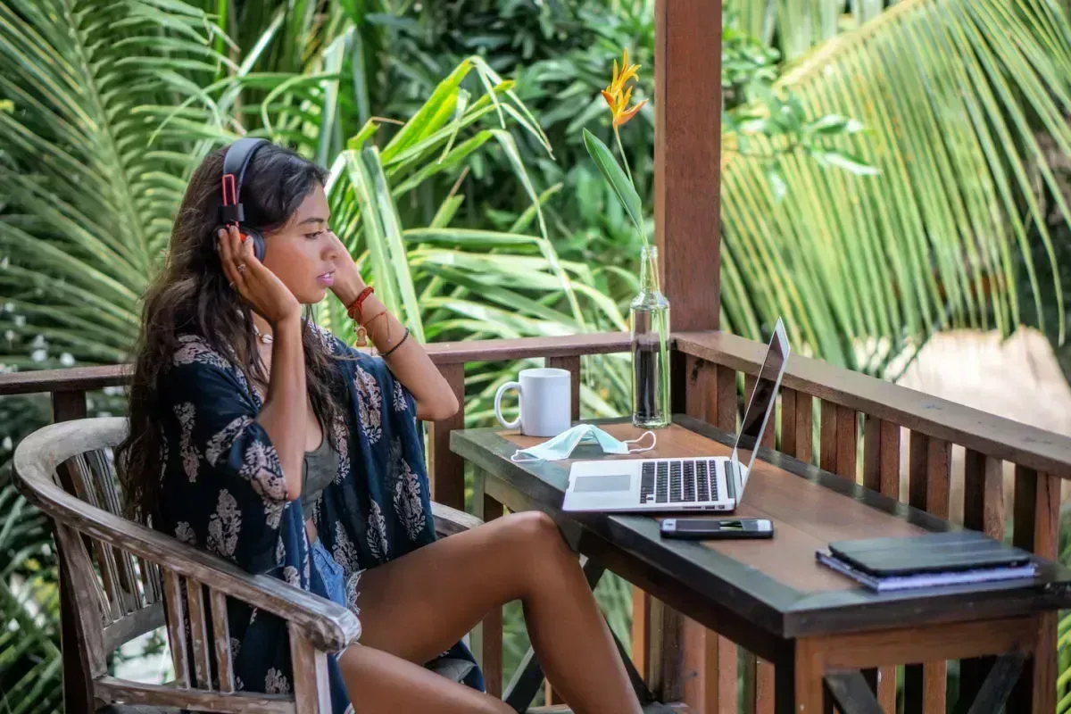 digitaler nomade im malerischen tropischen bali in indonesien