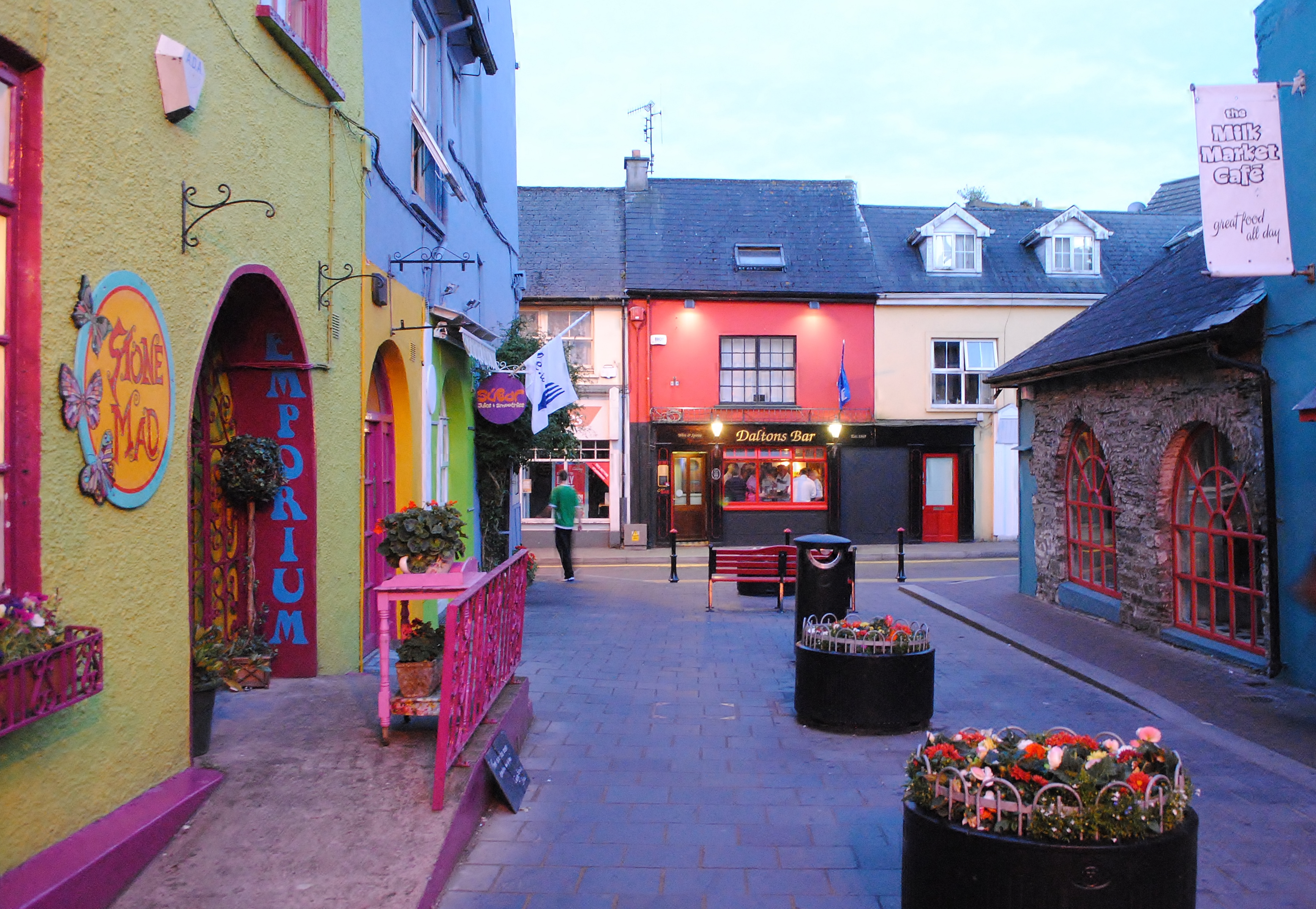 image des rues colorées de Kinsale dans le comté de liège