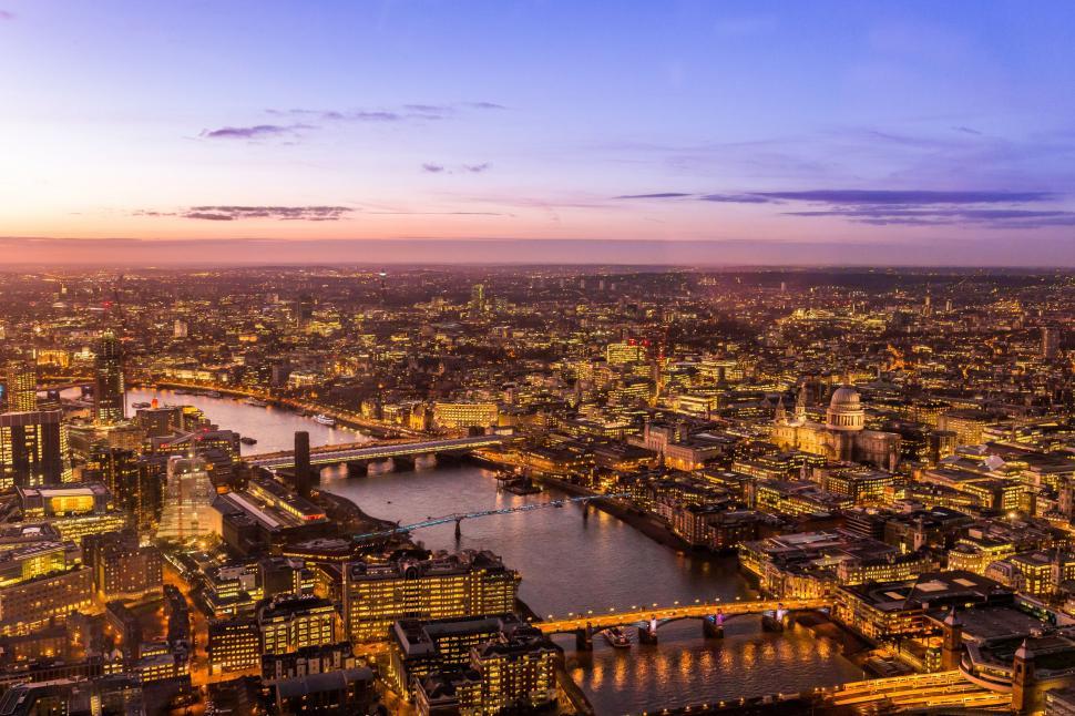 luchtfoto van de stad londen in de avond