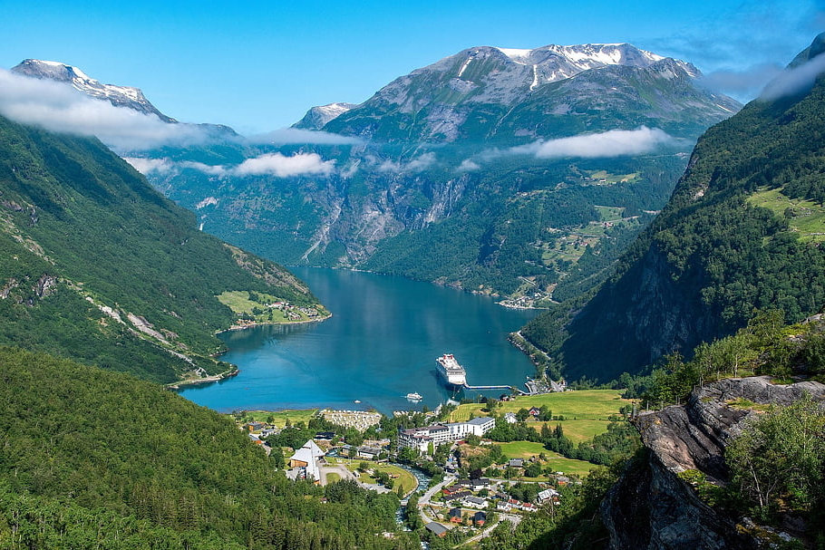 immagine di un fiordo a bergen con un paesaggio verde e un cielo limpido e azzurro