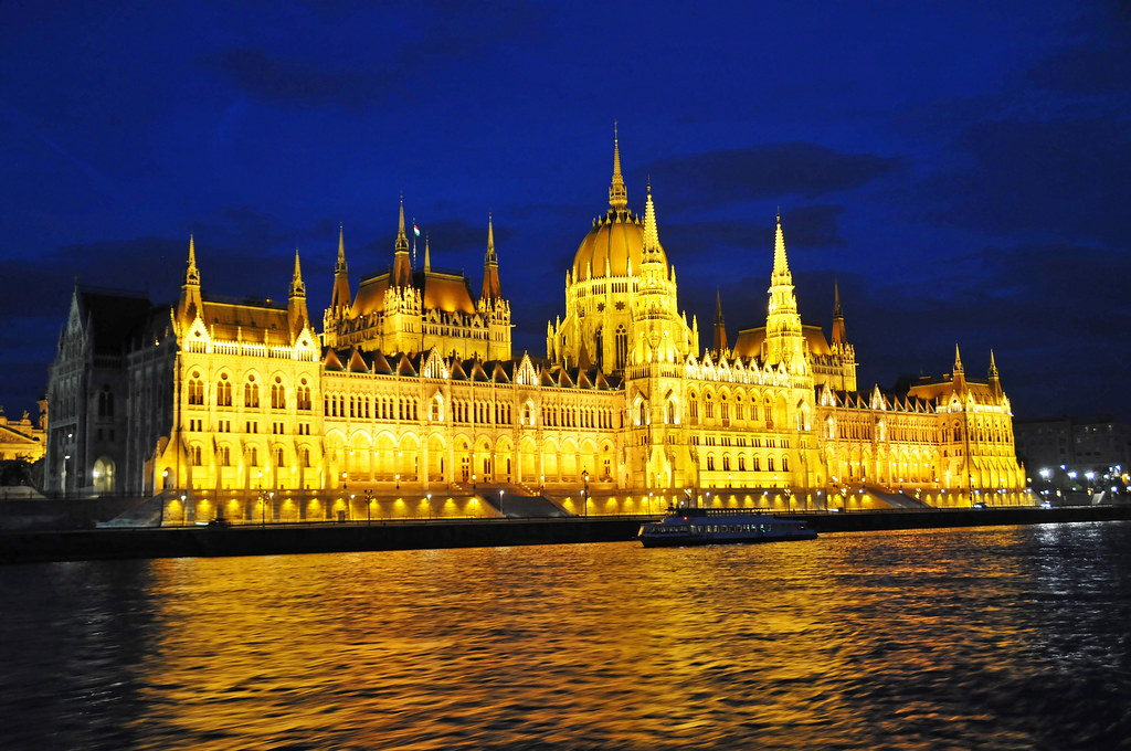 bâtiment du gouvernement de budapest la nuit