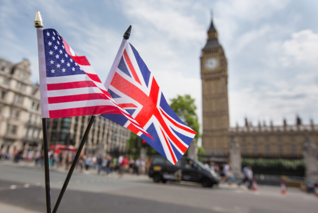 traslado al Reino Unido desde EE.UU. - la imagen muestra el Big Ben y una bandera de EE.UU. y el Reino Unido