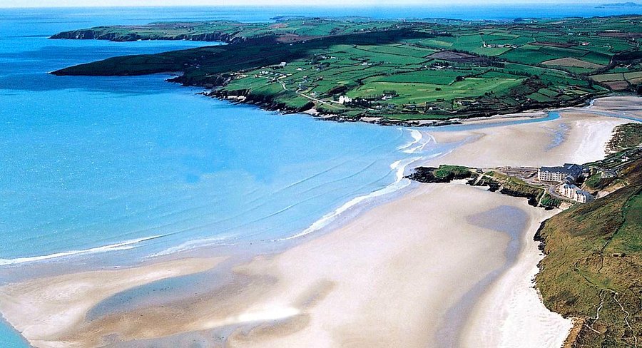 image pittoresque de la plage d'inchydoney dans l'ouest de cork par une journée ensoleillée