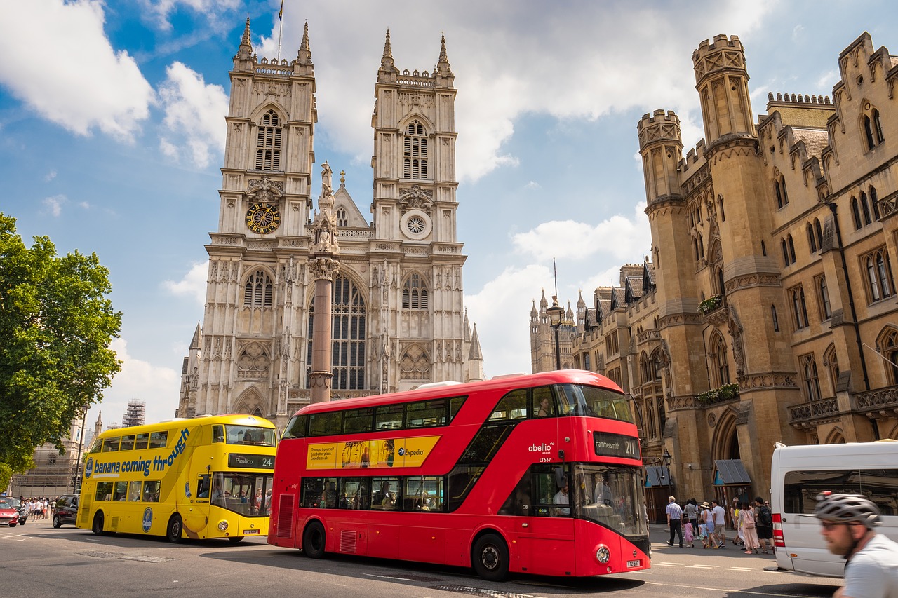beeld van londense bussen in londen centrum