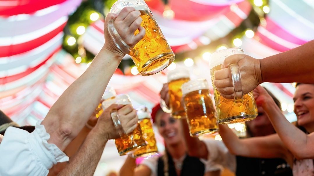 birre nella tenda dell'oktoberfest a munich