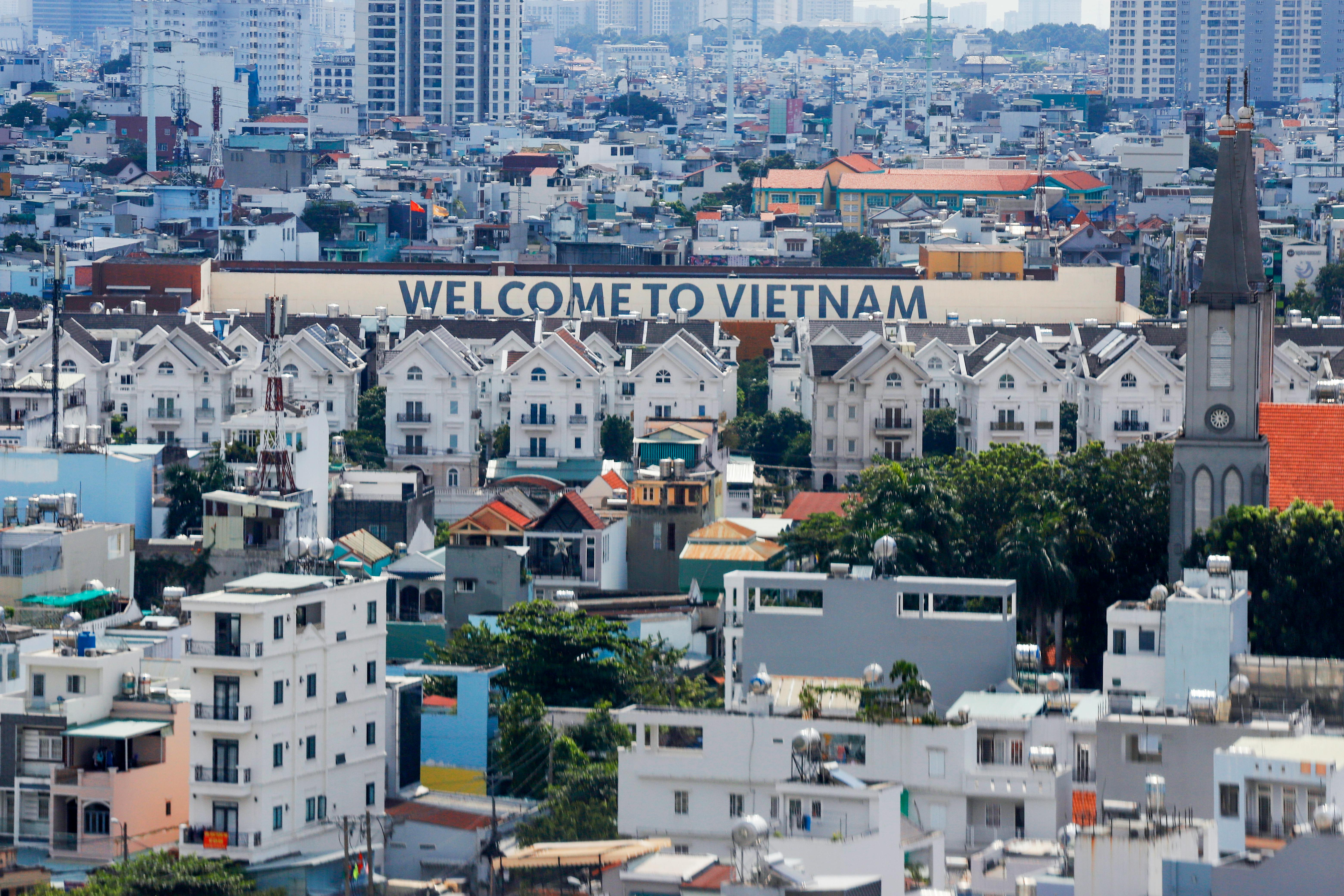 foto van een welkom in vietnam bord in een grote vietnam stad