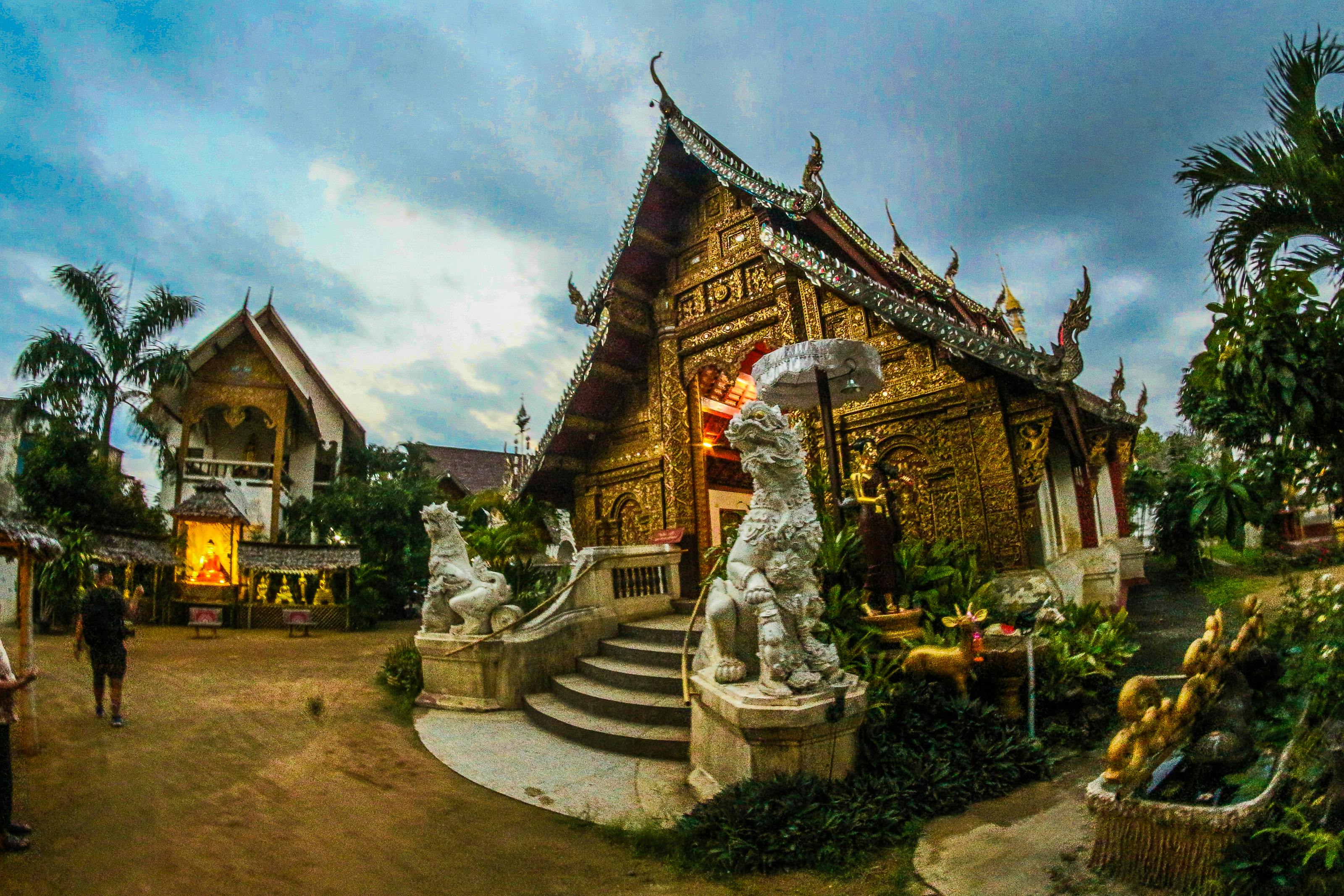 bild eines buddhistischen Tempels in Chiang Mai, Thailand, am Abend